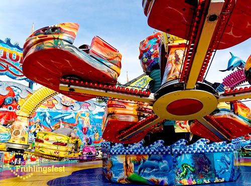 Fahrgeschäft beim Frühlingsvolksfest in Weiden - Karussell beim Weidener Frühlingsfest in der Oberpfalz - Feiern in Bayern