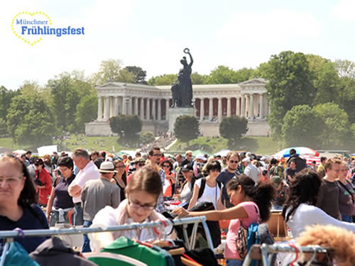 Riesiger Flohmarkt in München auf der Theresienwiese