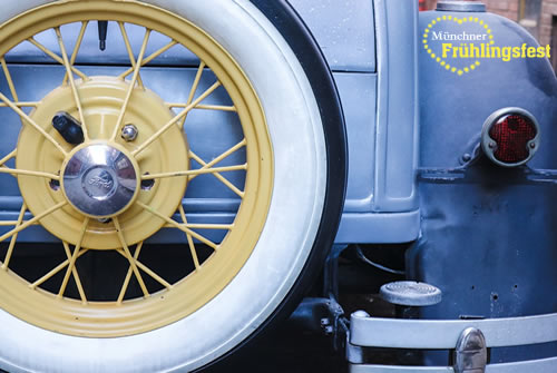 Alles dabei - Reserverad mit Speichenfelgen und Weisswand Reifen am Heck